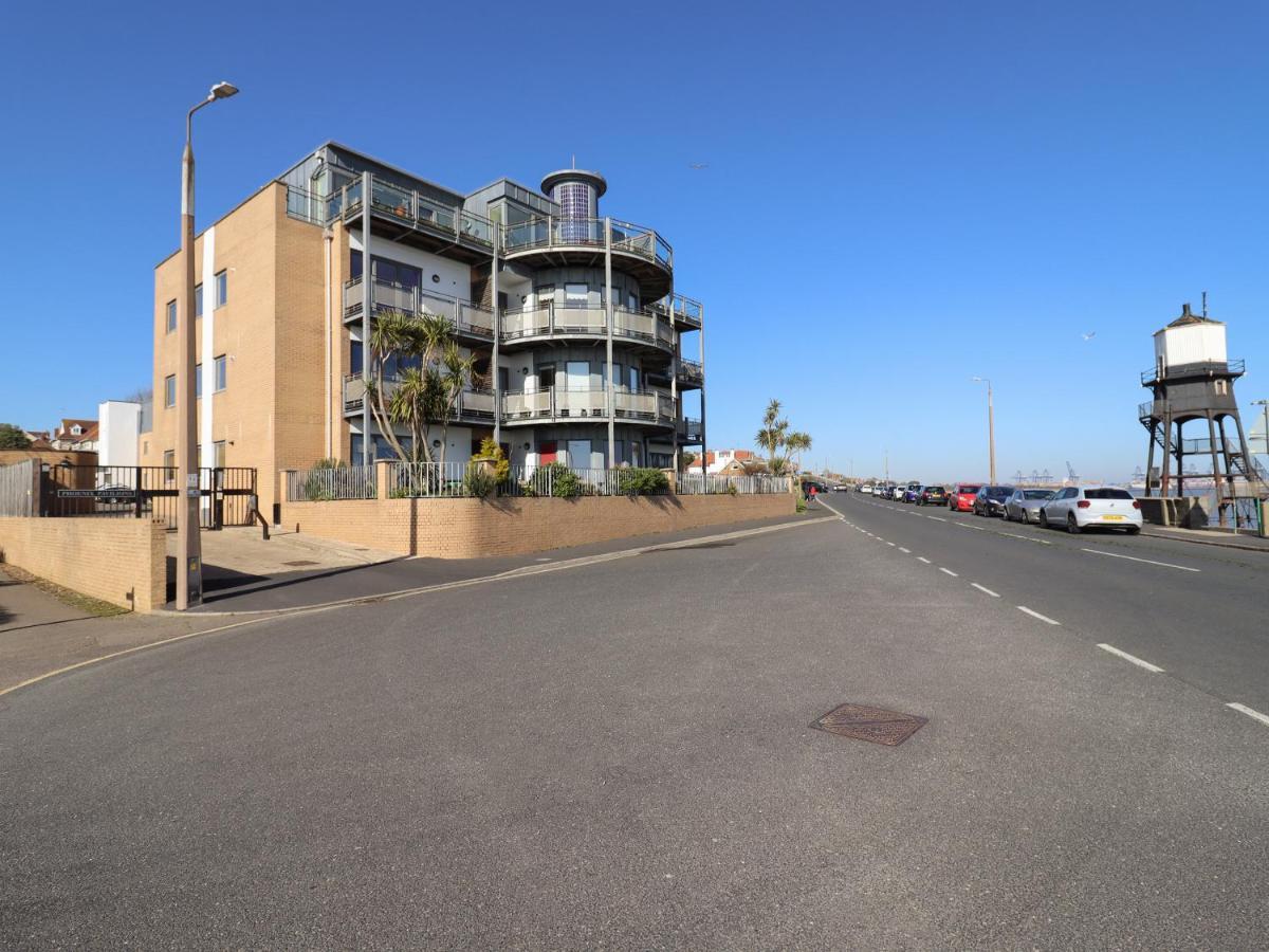 Flat 19 By The Beach Харуич Екстериор снимка